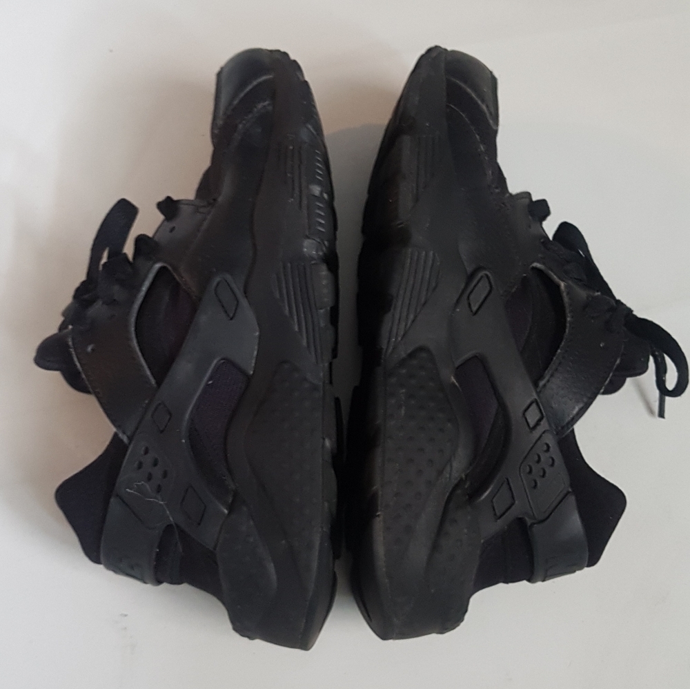NIKE Air Huarache Run Sz 6 Y black